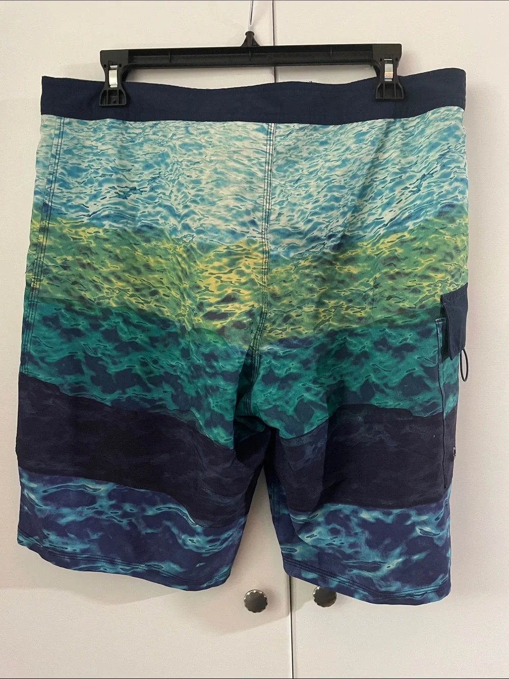 Salt Life Men’s Blue Green Gradient Wave Boardshorts